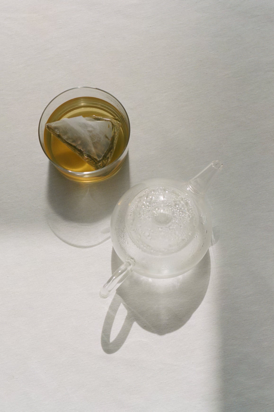 Alabaster White Yuki Hōjicha Tea Sachets by Tekuno at Abacus Row